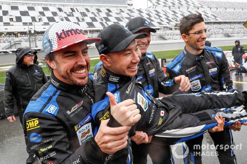 #10 Wayne Taylor Racing Cadillac DPi: Renger Van Der Zande, Jordan Taylor, Fernando Alonso, Kamui Kobayashi, victory celebration