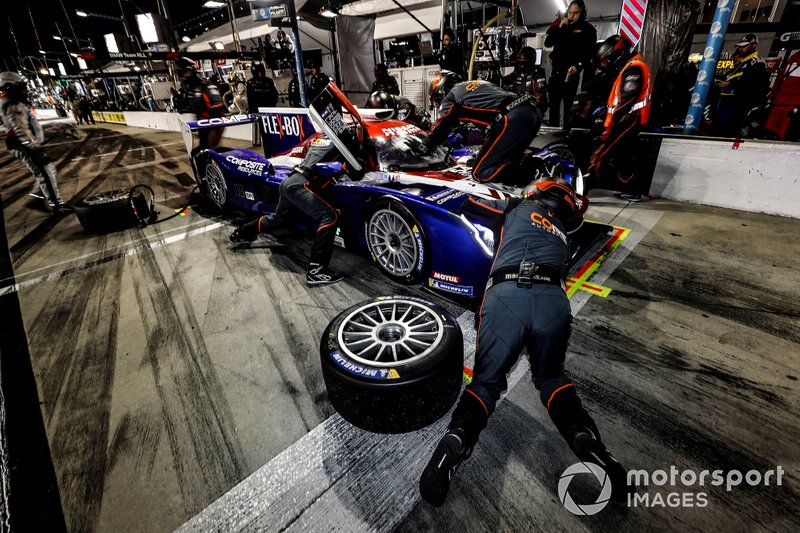 #54 CORE autosport Nissan DPi, DPi: Jonathan Bennett, Colin Braun, Romain Dumas, Loic Duval, pit stop