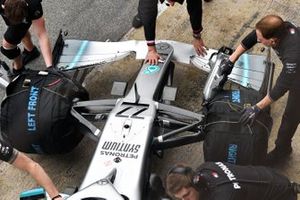 Teamleden duwen de wagen van Valtteri Bottas, Mercedes AMG F1 W10, in de pitbox