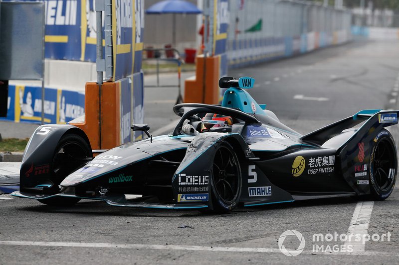 Stoffel Vandoorne, HWA Racelab, VFE-05, con la parte anteriore sinistra danneggiata