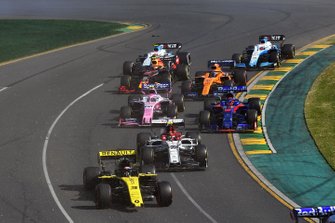 Daniel Ricciardo, Renault F1 Team R.S.19, kırık ön kanat ile ve Antonio Giovinazzi, Alfa Romeo Racing C38, Daniil Kvyat, Toro Rosso STR14, Lance Stroll, Racing Point RP19, Carlos Sainz Jr., McLaren MCL34, Pierre Gasly, Red Bull Racing RB15, George Russell, Williams Racing FW42, Robert Kubica, Williams FW42