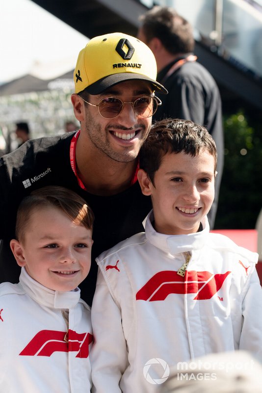 Daniel Ricciardo, Renault, with some Grid Kids