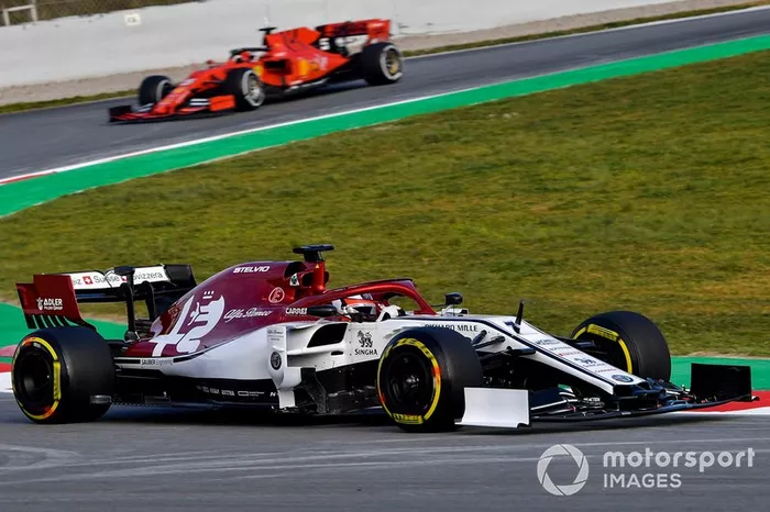 Kimi Raikkonen, Alfa Romeo Racing C38, precede Sebastian Vettel, Ferrari SF90 