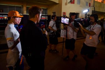 Nico Rosberg ve Simon Lazenby, Sky Sports F1, ve Lando Norris, McLaren