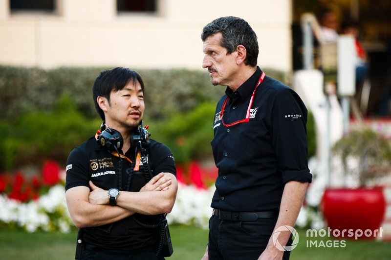 Ayao Komatsu, responsable de l'ingénierie de course chez Haas F1, avec Guenther Steiner, team principal de Haas F1