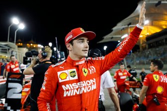Charles Leclerc, Ferrari, célébrant sa pole position au Parc Fermé