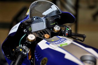 コクピットのクローズアップ。実車同様のスイッチ類の配置となっている。