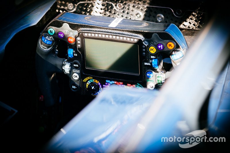 Mercedes AMG F1 W10, direksiyon detay
