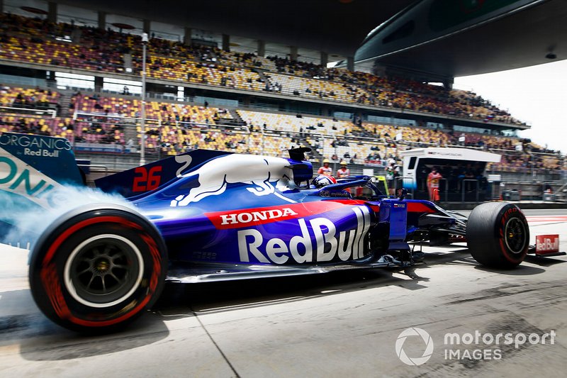 Daniil Kvyat, Toro Rosso STR14, in the pit lane