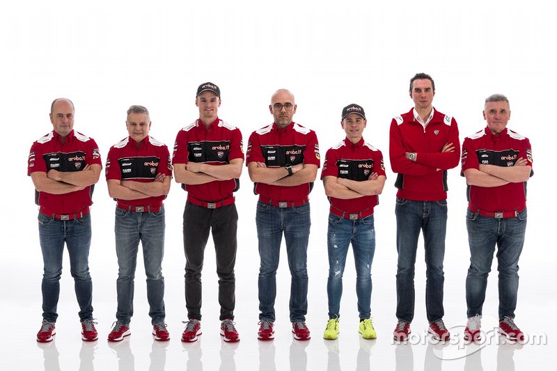 Chaz Davies, Aruba.it Racing-Ducati SBK Team, Alvaro Bautista, Aruba.it Racing-Ducati SBK Team con miembros del equipo.