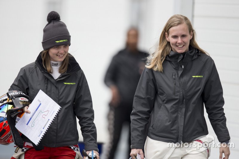 Sarah Moore (izquierda) (LMP3, Ginetta Junior campeona)