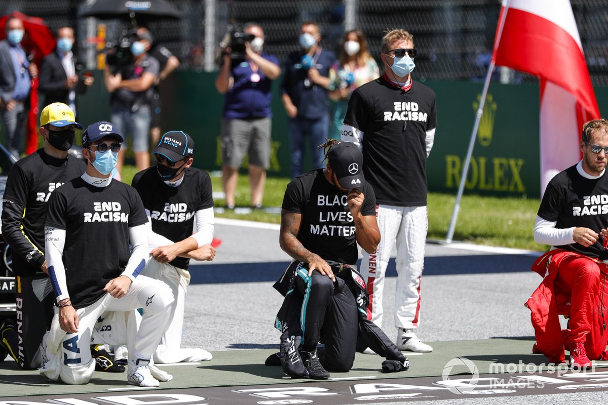 Nicholas Latifi, Williams Racing, George Russell, Williams Racing, Lewis Hamilton, Mercedes-AMG Petronas F1, Kimi Raikkonen, Alfa Romeo, Sebastian Vettel, Ferrari, arrodillados en apoyo de la campaña Black Lives Matter