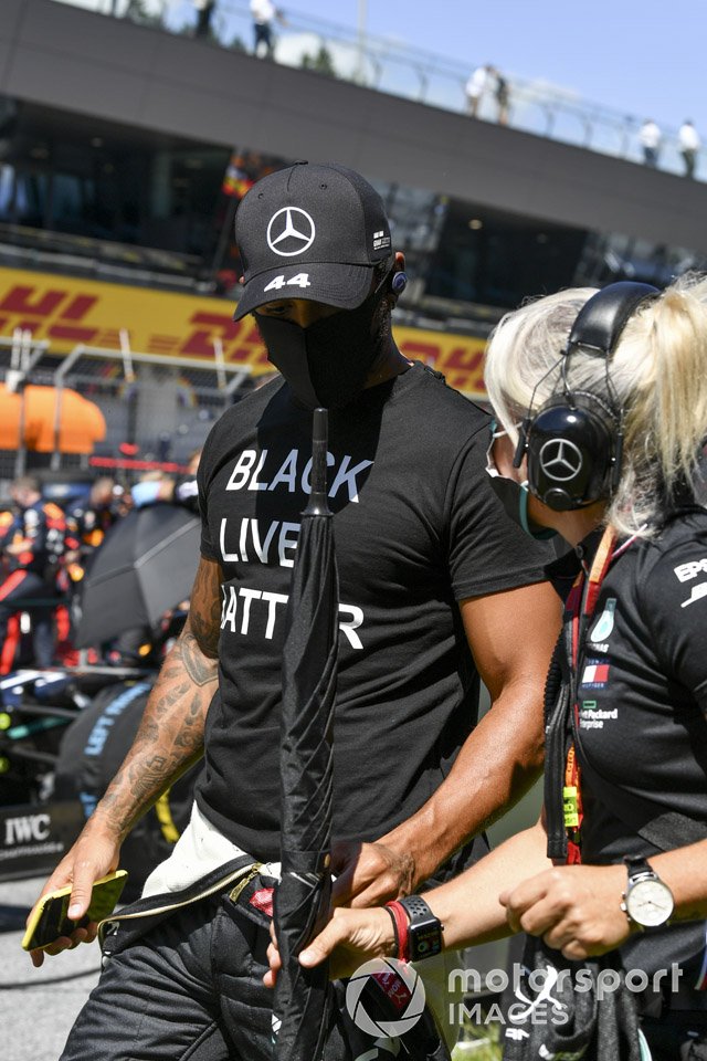 Lewis Hamilton, Mercedes-AMG Petronas F1 on the grid with Angela Cullen, Physio for Lewis Hamilton
