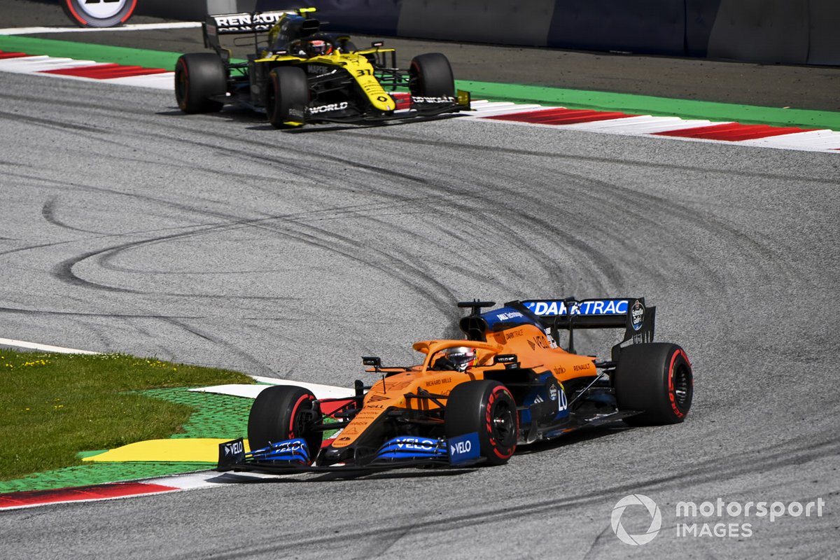 Carlos Sainz Jr., McLaren MCL35, precede Esteban Ocon, Renault F1 Team R.S.20