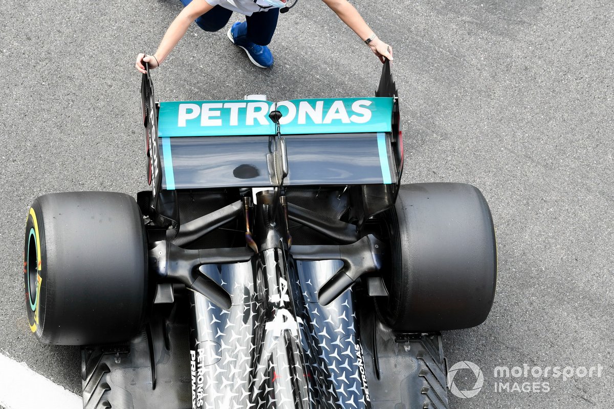 I commissari tecnici spostano la vettura di Lewis Hamilton, Mercedes F1 W11, nel Parc Ferme dopo le qualifiche