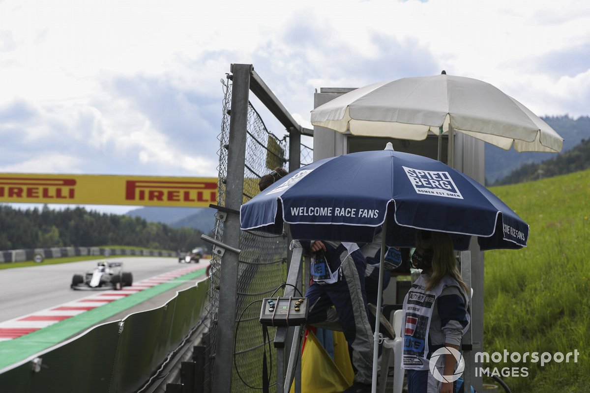 Николя Латифи, Williams FW43, проезжает мимо судейского поста