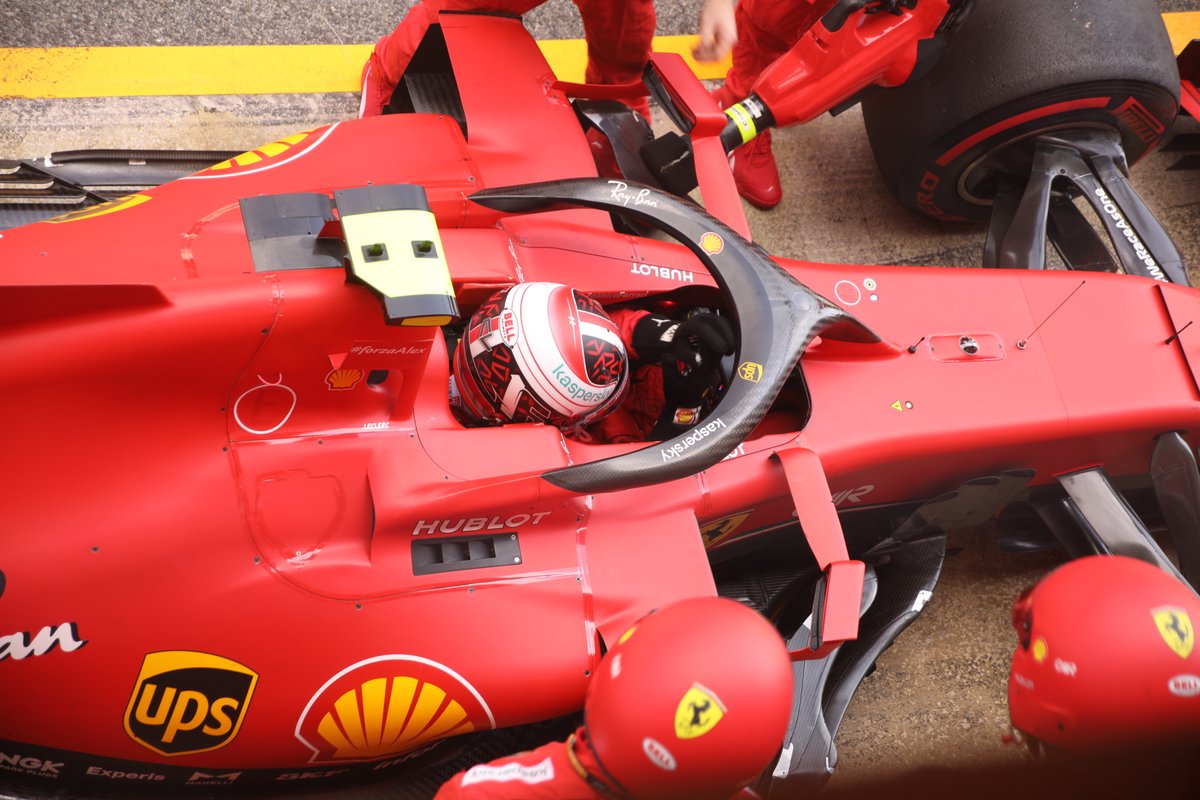 Charles Leclerc, Ferrari SF1000 en pits por un problema en su monoplaza