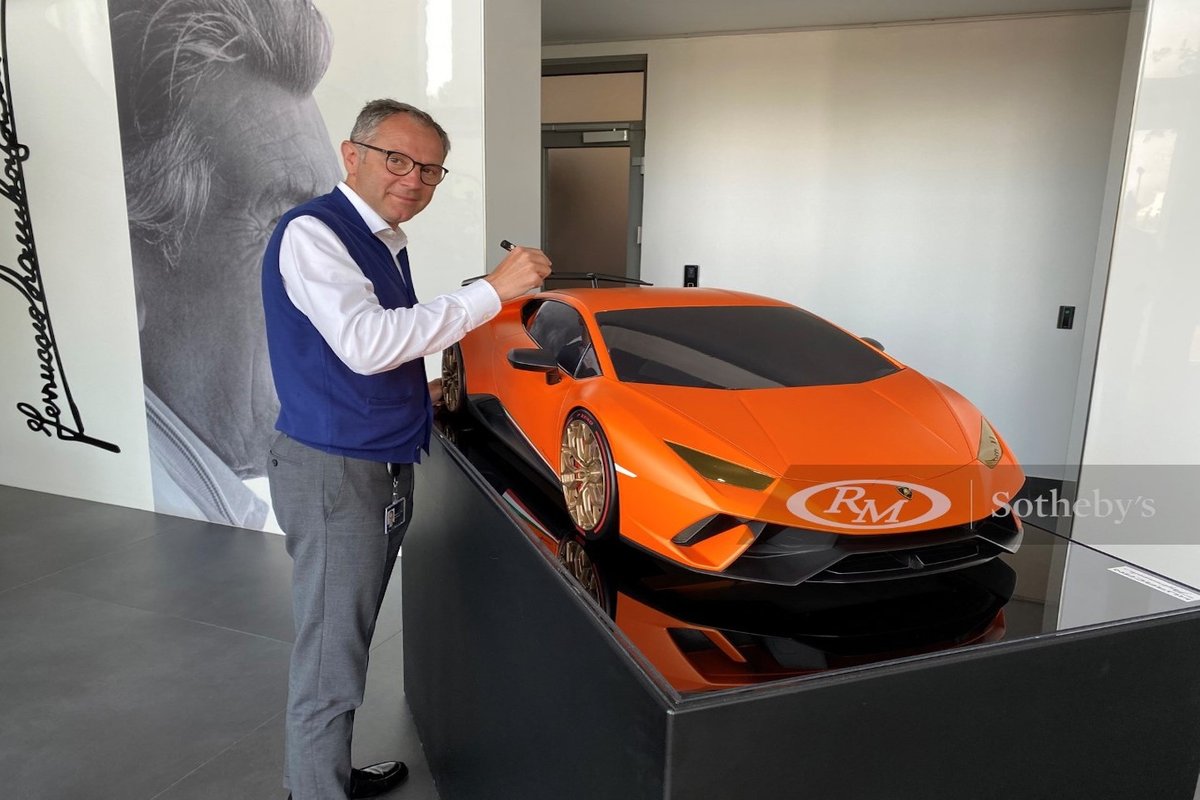 Stefano Domenicali, e un modello della Lamborghini