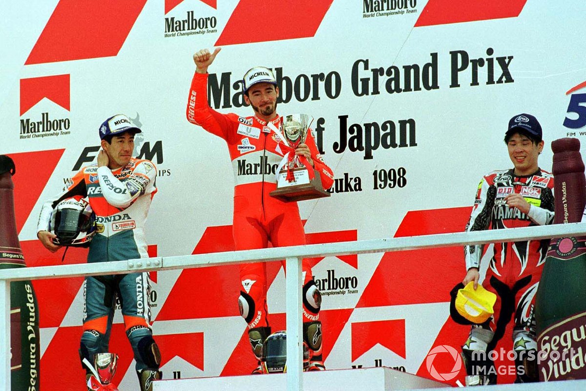 Podium: race winner Max Biaggi, second place Tadayuki Okada, third place Noriyuki Haga