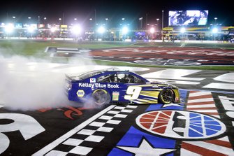 Race winner Chase Elliott, Hendrick Motorsports Chevrolet Kelley Blue Book celebrates with a burnout