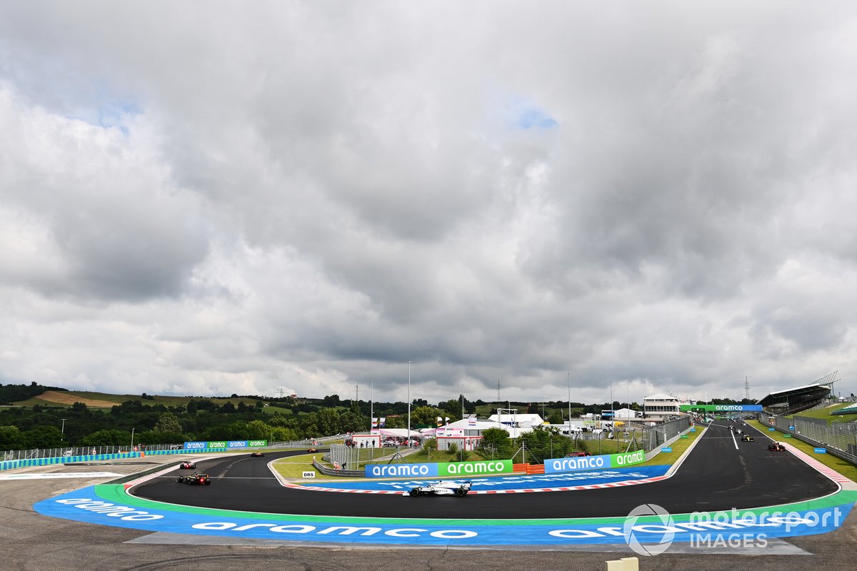 Daniel Ricciardo, Renault F1 Team R.S.20, precede George Russell, Williams FW43 sul giro di formazione