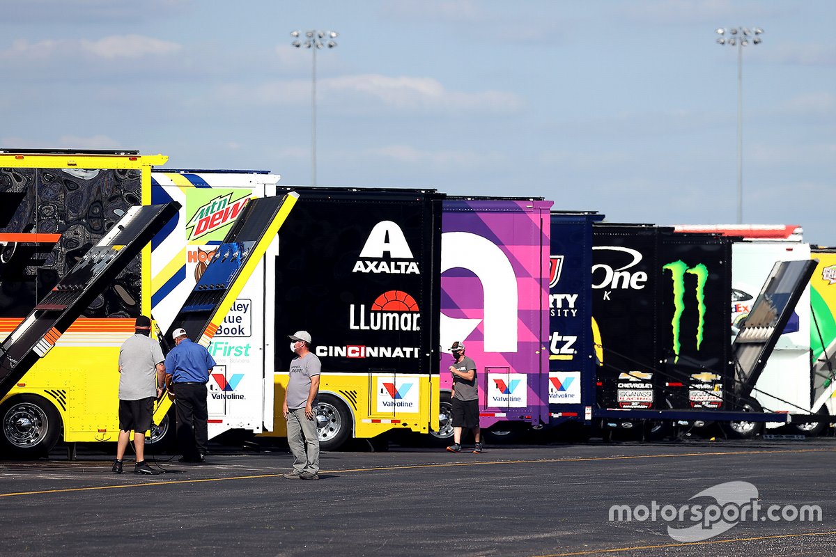 Los transportes de la Copa NASCAR se descargan en el área del garaje