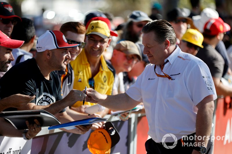 Zak Brown, Direttore Esecutivo, McLaren firma autografi ai fan