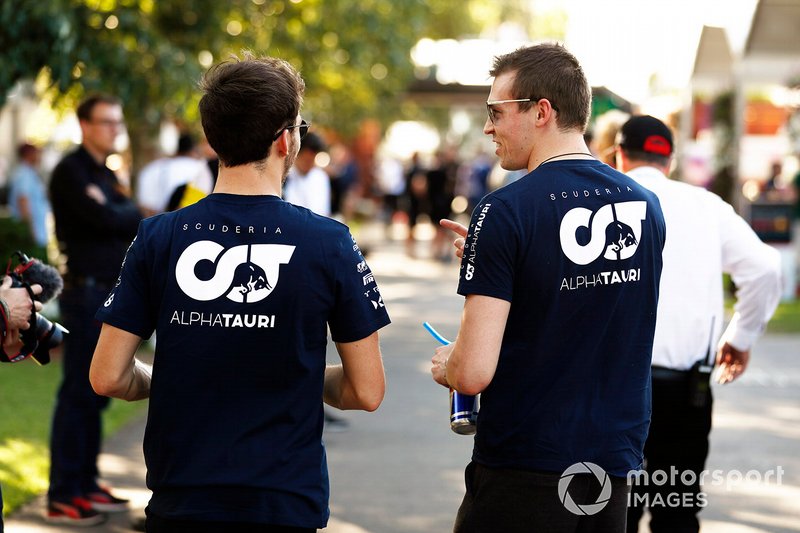 Pierre Gasly, AlphaTauri, e Daniil Kvyat, AlphaTauri AT01, nel paddock