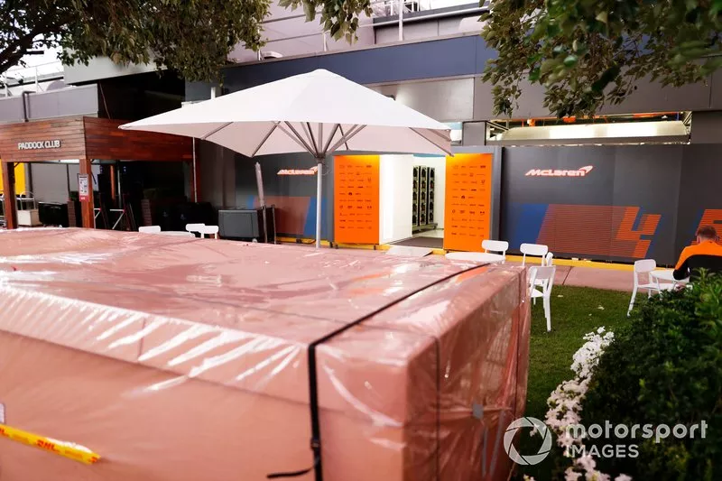 Cajones de embalaje fuera del garaje de McLaren en el paddock
