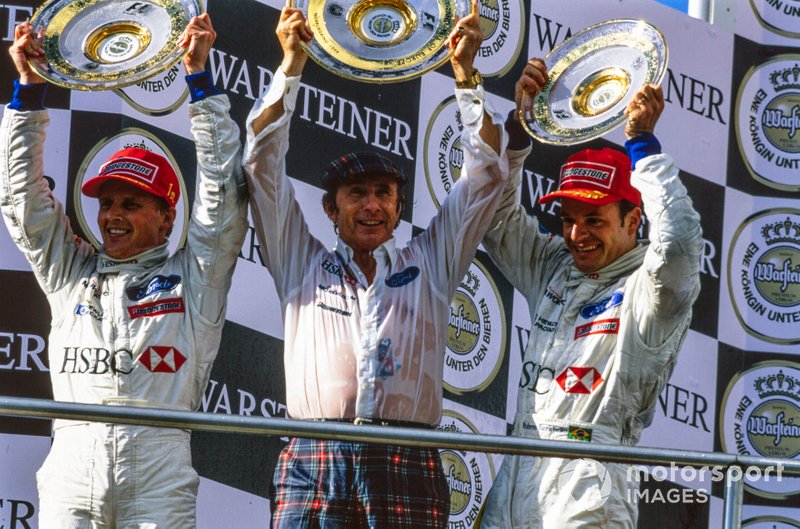 Race winnaar Johnny Herbert, Jackie Stewart, teambaas Stewart Grand Prix, en Rubens Barrichello