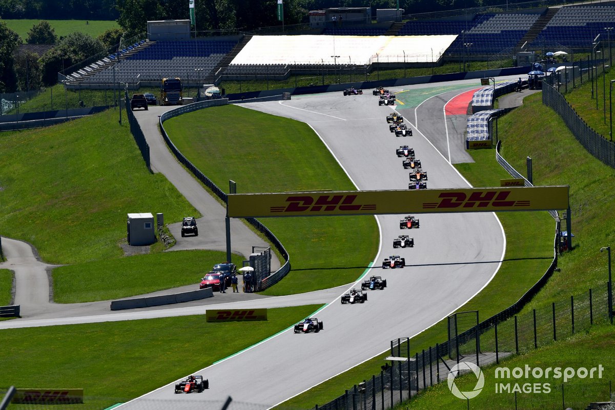 Felipe Drugovich, MP Motorsport, leads Louis Deletraz, Charouz Racing System, Christian Lundgaard, ART Grand Prix, and the rest of the field