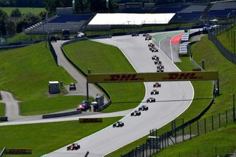 Felipe Drugovich, MP Motorsport, leads Louis Deletraz, Charouz Racing System, Christian Lundgaard, ART Grand Prix, and the rest of the field