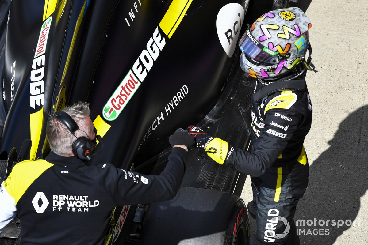 Daniel Ricciardo, Renault F1, nel Parc Ferme dopo la qualifica