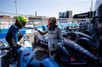 Racewinnaar Robin Frijns, Envision Virgin Racing in parc ferme met Alexander Sims, BMW I Andretti Motorsports, 2e plaats