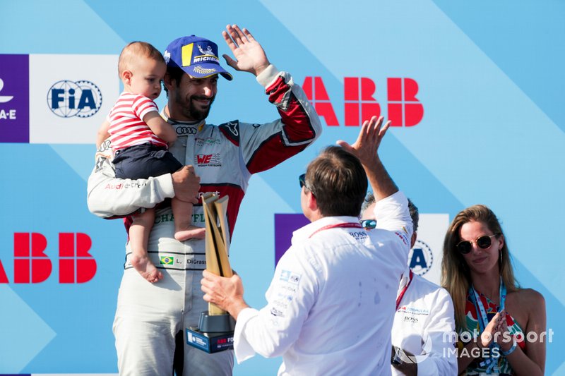 Lucas Di Grassi, Audi Sport ABT Schaeffler festeggia la terza posizione in campionato sul podio con il figlio, Leonardo