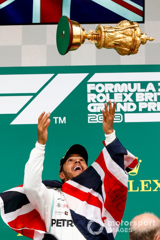 Il vincitore della gara Lewis Hamilton, Mercedes AMG F1, lancia in aria il suo trofeo