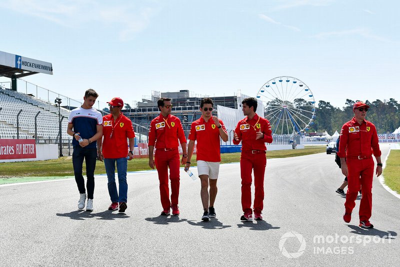 Charles Leclerc, Ferrari fait un trackwalk avec son frère Arthur et ses mécaniciens