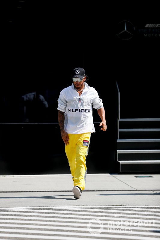 Lewis Hamilton, Mercedes AMG F1 nel paddock