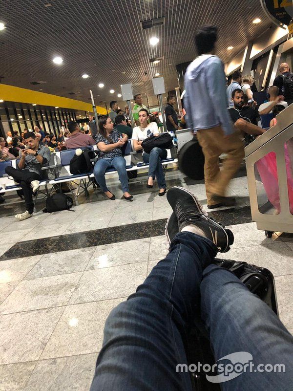 As esperas em aeroportos foram cena comum para Cacá Bueno
