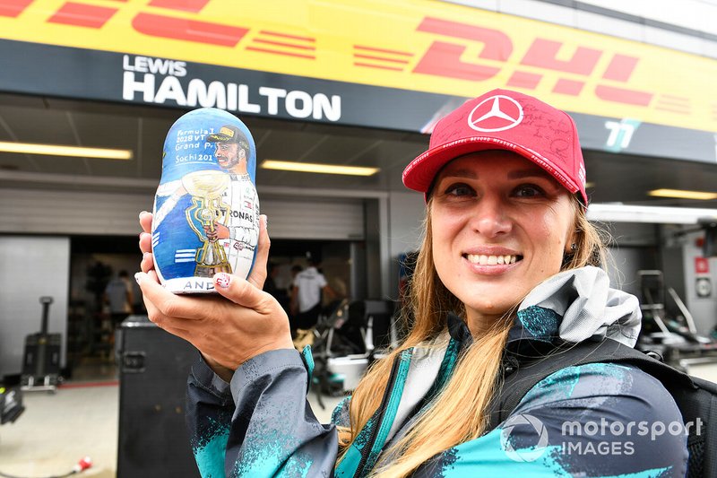 Un fan avec une poupée russe à l'effigie de Lewis Hamilton, Mercedes AMG F1
