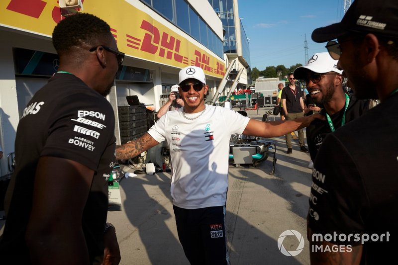 Ganador Lewis Hamilton, Mercedes AMG F1, el equipo Mercedes y sus invitados celebran