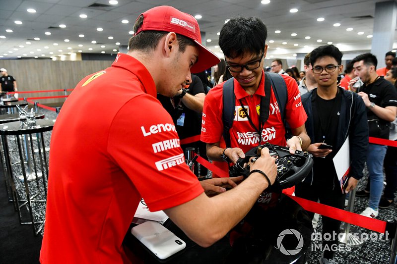 Charles Leclerc, Ferrari firma un autografo ad un fan