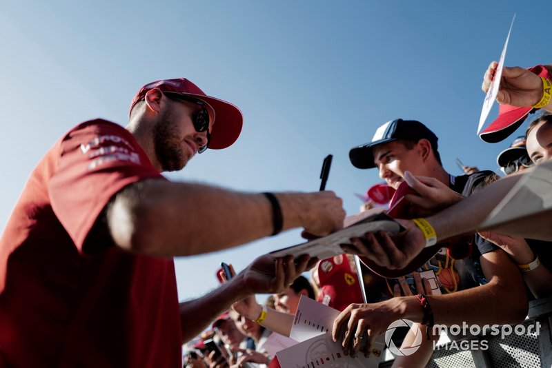 Sebastian Vettel, Ferrari firma un autógrafo para un aficionado