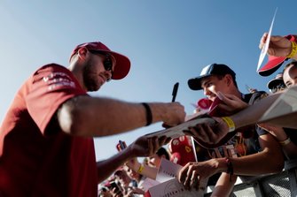Sebastian Vettel, Ferrari imza dağıtıyor