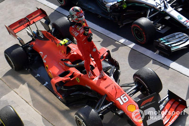 Ganador de la carrera Charles Leclerc, Ferrari, celebra en Parc Ferme