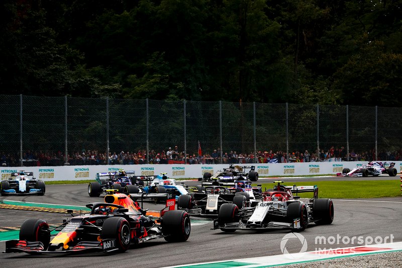 Alex Albon, Red Bull RB15, precede Antonio Giovinazzi, Alfa Romeo Racing C38, Kevin Magnussen, Haas F1 Team VF-19, Daniil Kvyat, Toro Rosso STR14, e il resto delle auto all'inizio della gara
