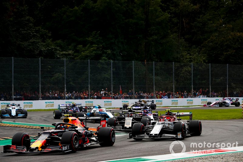 Alex Albon, Red Bull RB15, lidera a Antonio Giovinazzi, Alfa Romeo Racing C38, Kevin Magnussen, Haas F1 Team VF-19, Daniil Kvyat, Toro Rosso STR14 y el resto del campo en la salida