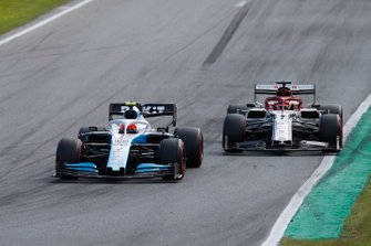 Robert Kubica, Williams FW42, precede Kimi Raikkonen, Alfa Romeo Racing C38