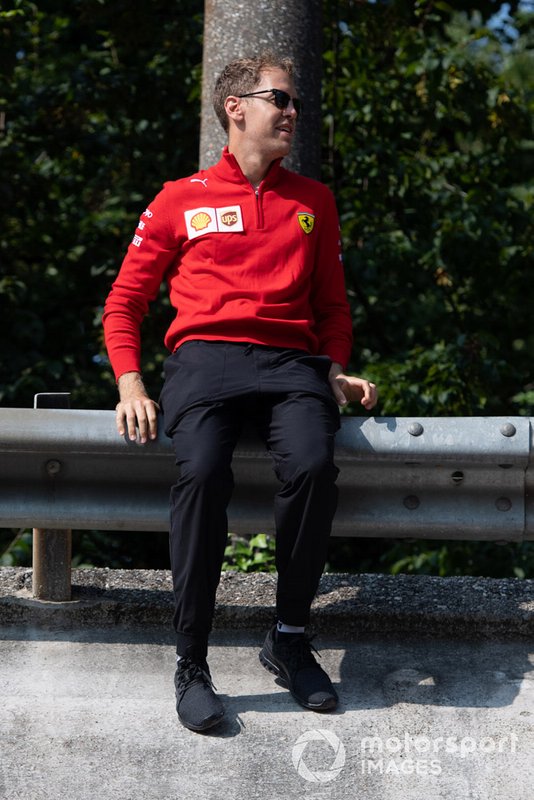 Sebastian Vettel, Ferrari seduto sul guardrail di Monza