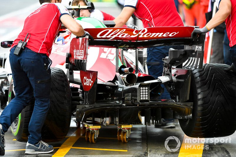 Antonio Giovinazzi, Alfa Romeo Racing C38, mentre torna in garage